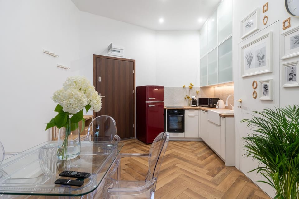 Kitchen or kitchenette, Dining area, oven
