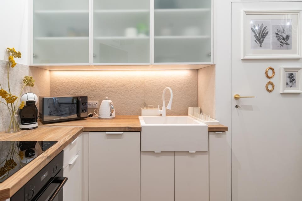 Coffee/tea facilities, Kitchen or kitchenette, microwave, stove