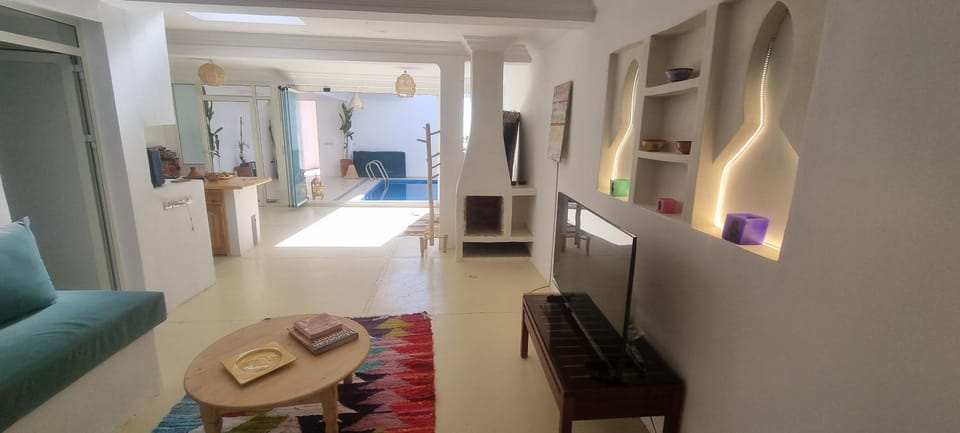 TV and multimedia, Living room, Seating area, fireplace