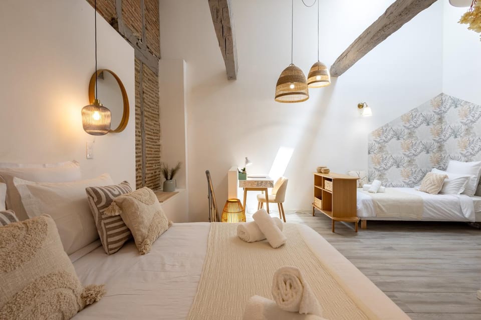 Bed, Photo of the whole room, Bedroom, towels
