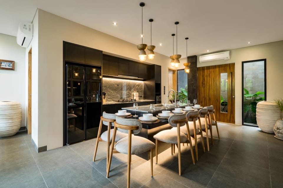 Coffee/tea facilities, Kitchen or kitchenette, Dining area, oven, stove, air conditioner