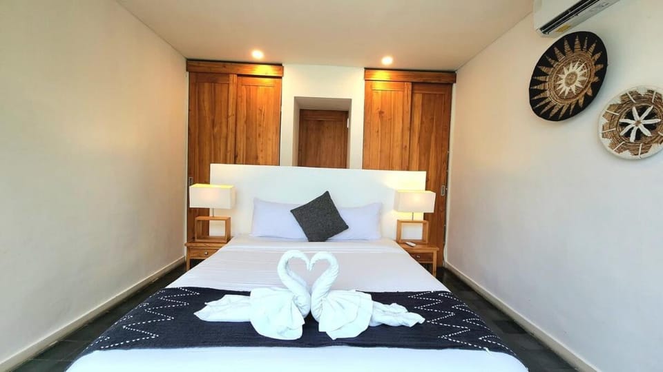Bed, Bedroom, towels, air conditioner