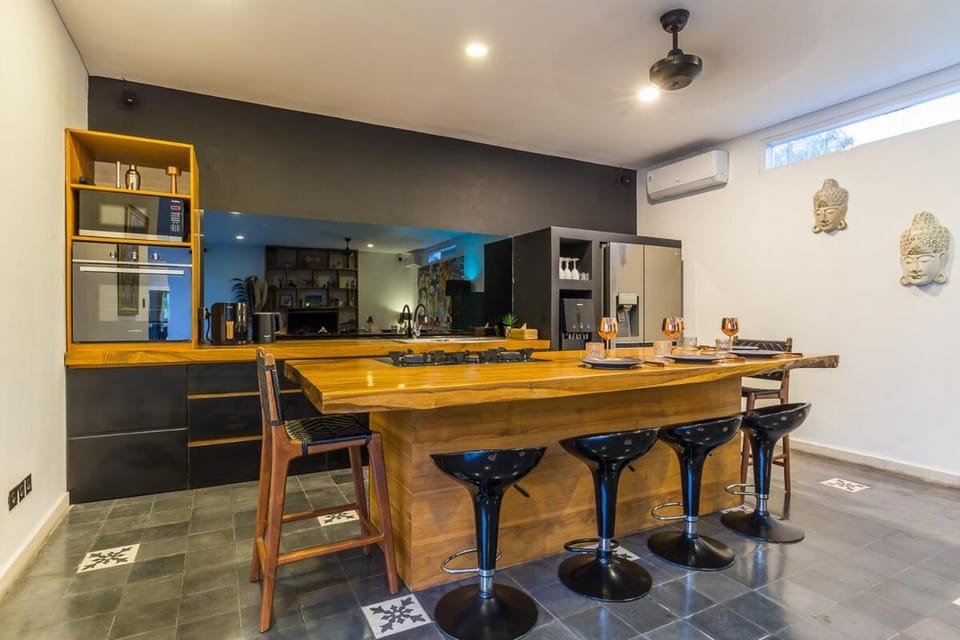 Kitchen or kitchenette, Dining area, oven