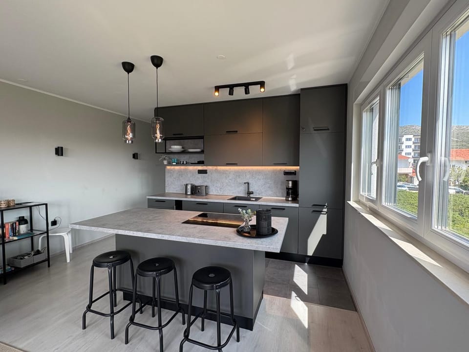 Food and drinks, Dining area, dishwasher, internet, oven, stove, kitchen