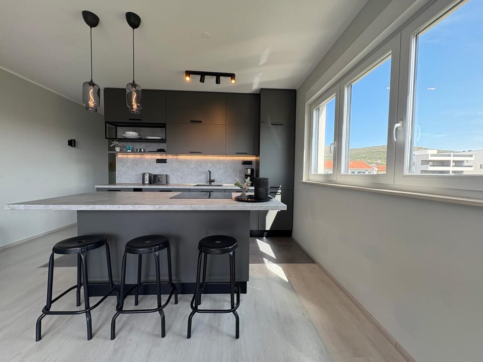 Coffee/tea facilities, Kitchen or kitchenette, Food and drinks, Seating area, Dining area, Food, Garden view, Landmark view, Mountain view, Sea view, Meals, Breakfast, Breakfast, Lunch, Dinner, Dinner, kitchen