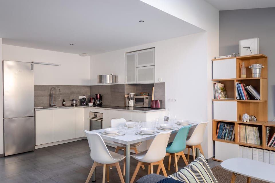 Kitchen or kitchenette, Dining area, stove