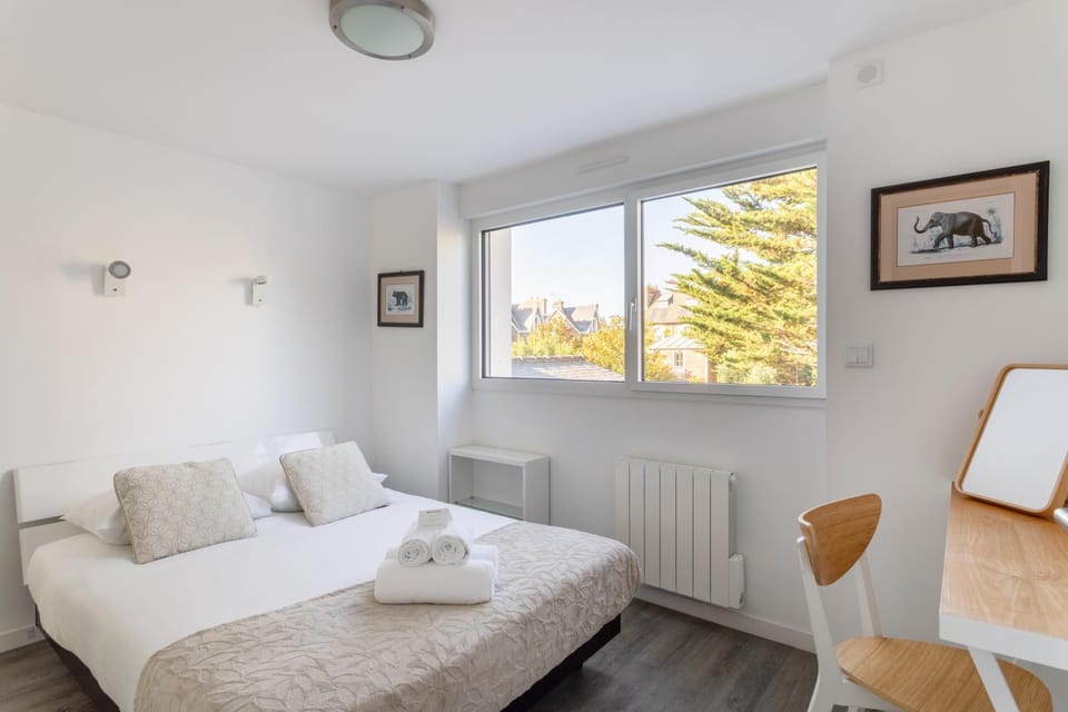 Photo of the whole room, Bedroom