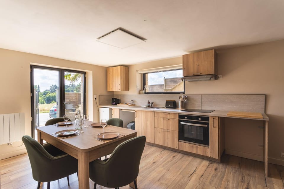 Kitchen or kitchenette, Dining area, stove