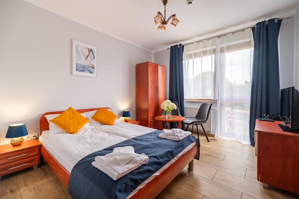 Bed, Living room, Photo of the whole room, Seating area, Bedroom, towels