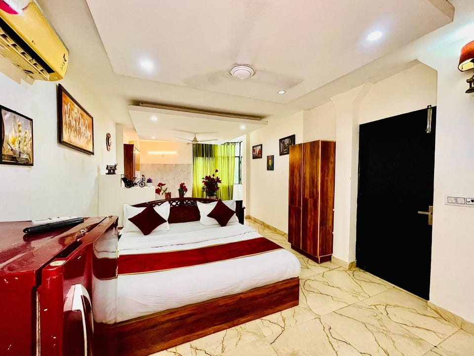 Bed, TV and multimedia, Photo of the whole room, Seating area, Bedroom, air conditioner