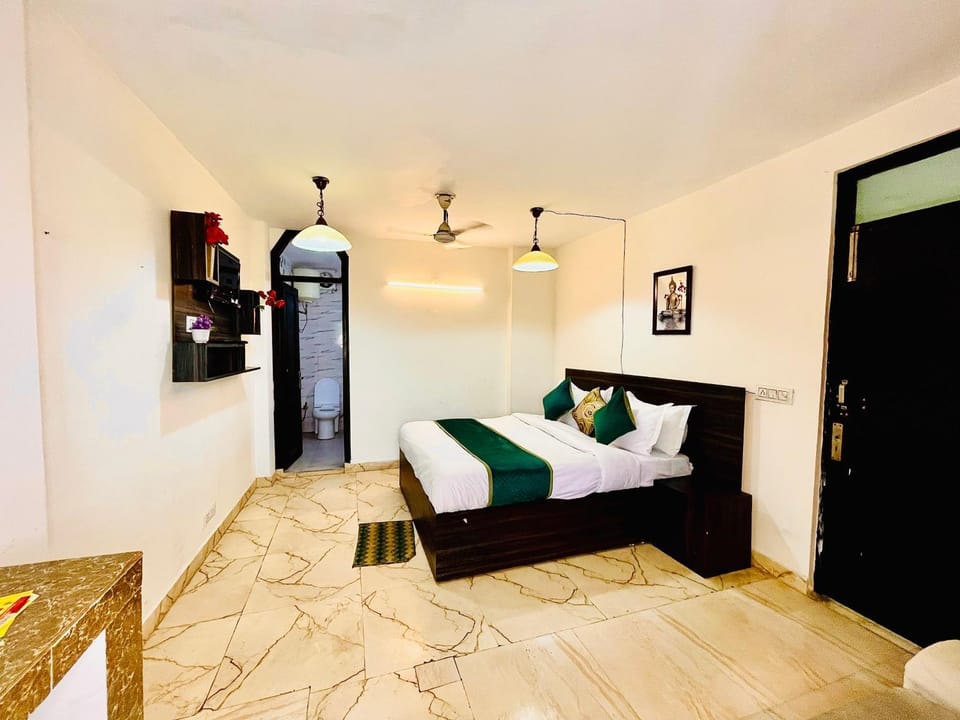 Bed, Photo of the whole room, Seating area, Bedroom