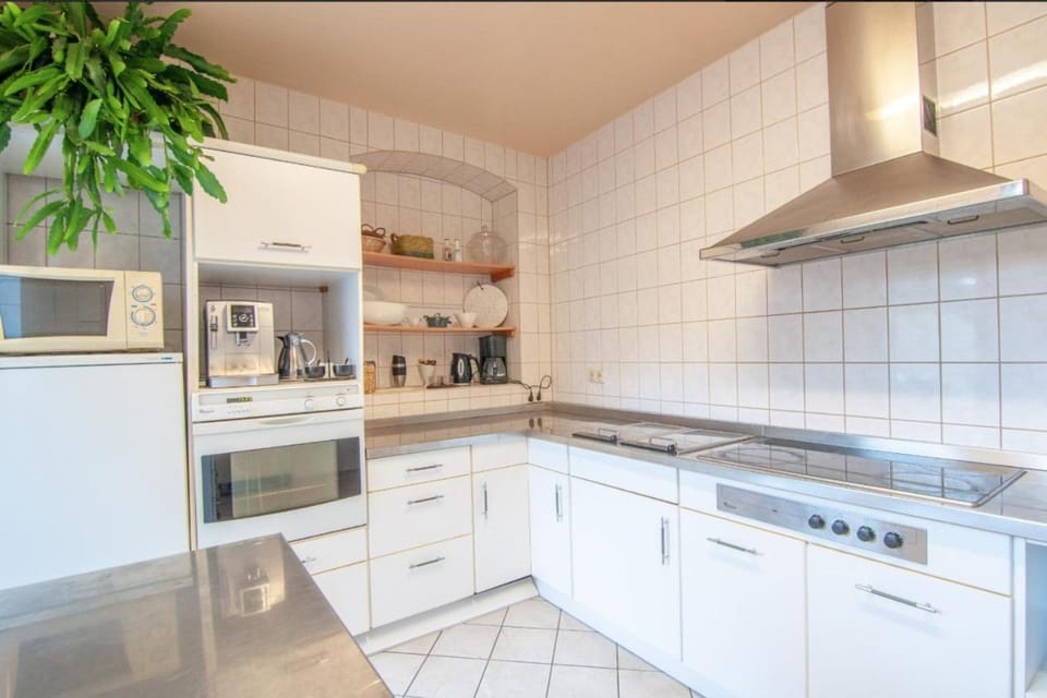 Kitchen or kitchenette, dishwasher, stove