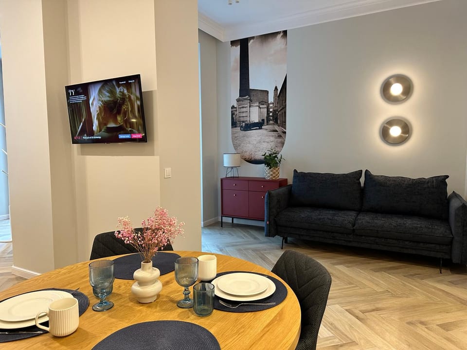 TV and multimedia, Living room, Seating area, Dining area, Evening entertainment