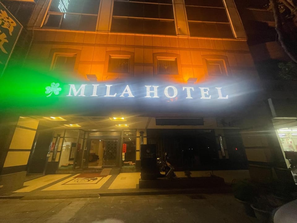 Property building, Night, Property logo or sign, Logo/Certificate/Sign, Text overlay, Street view, Swimming pool, Breakfast, Certificate/Award