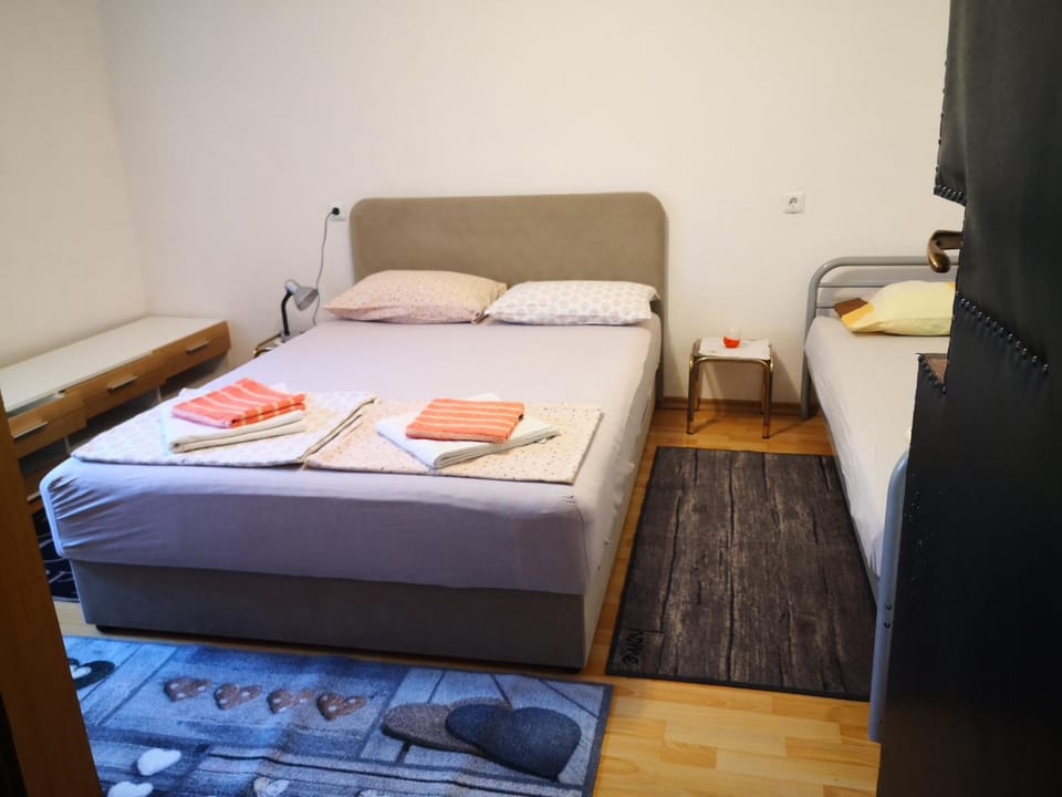 Bed, Bedroom, towels