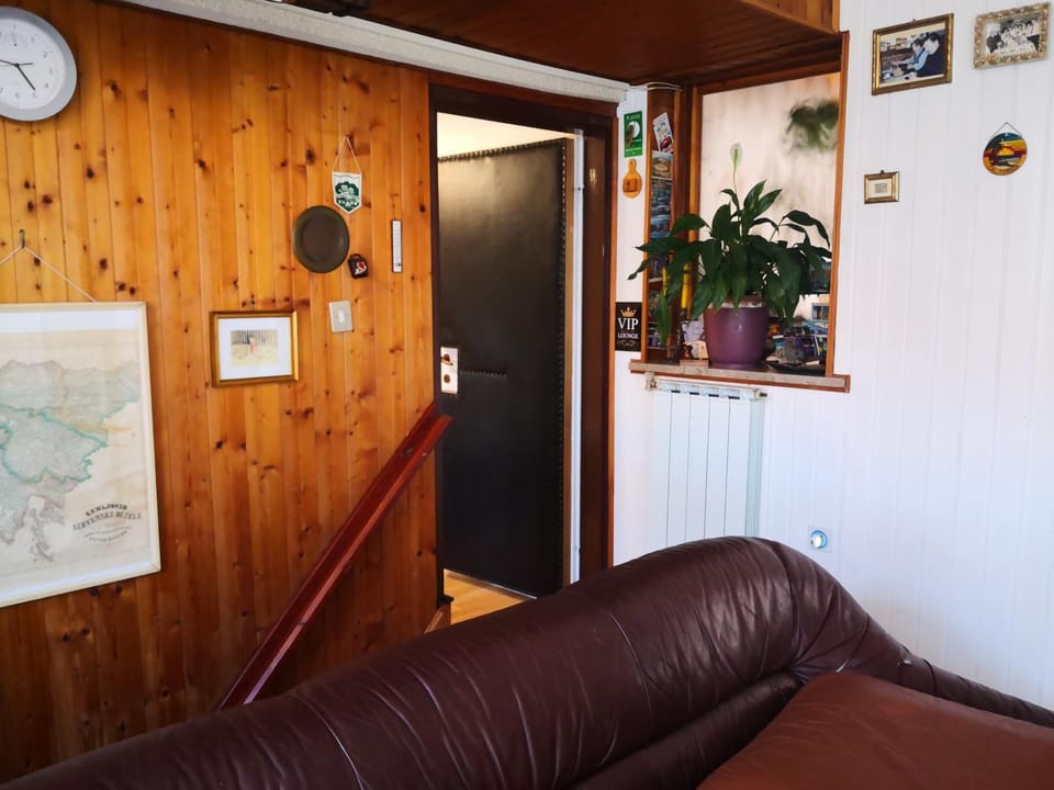 Seating area, Area and facilities