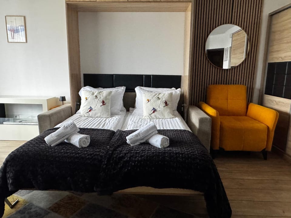 Bed, Bedroom, towels