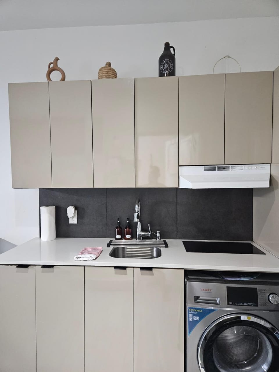 Kitchen or kitchenette, stove, washing machine