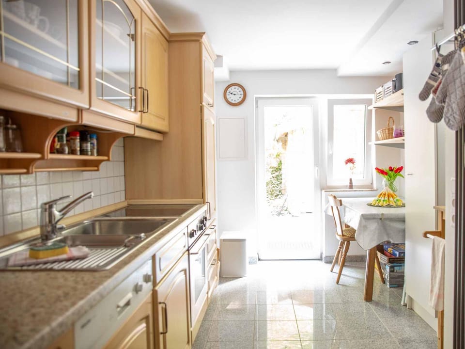 Kitchen or kitchenette, dishwasher