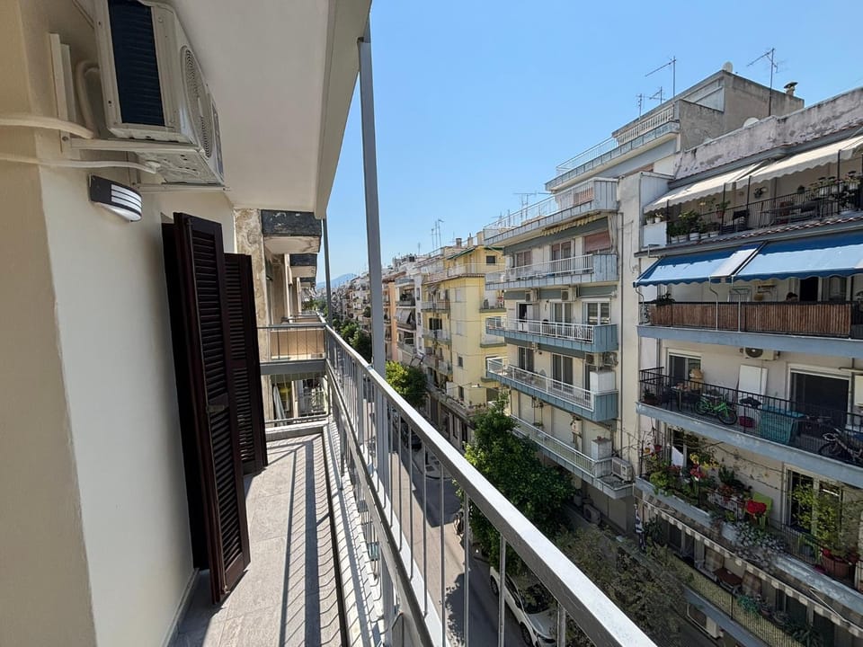5 Deluxe and Easyliving apartment, 3 rooms , full extra up to 10 people plus baby , ideal midle city area Apartment in Thessaloniki