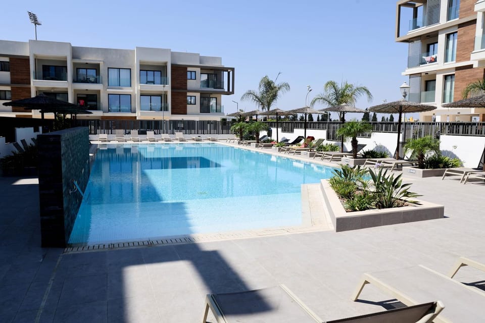 Property building, Patio, Day, Pool view, Swimming pool, sunbed