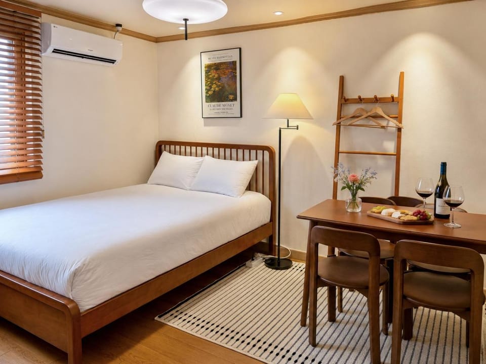 Seating area, Dining area, Bedroom, Meals, group of guests, Family, Family, air conditioner, air conditioner