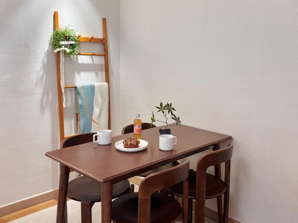 Dining area, Meals