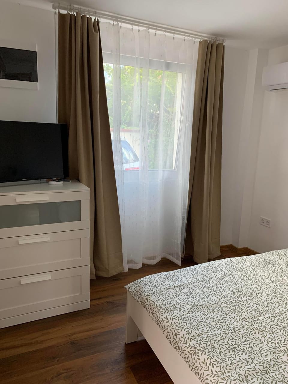 Bed, TV and multimedia, Bedroom