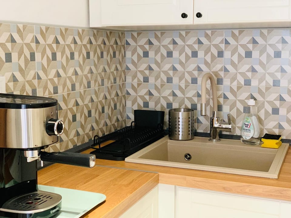 Coffee/tea facilities, Kitchen or kitchenette, stove, toaster