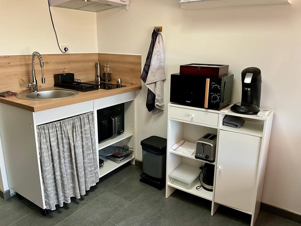 Coffee/tea facilities, Kitchen or kitchenette, oven, stove, toaster