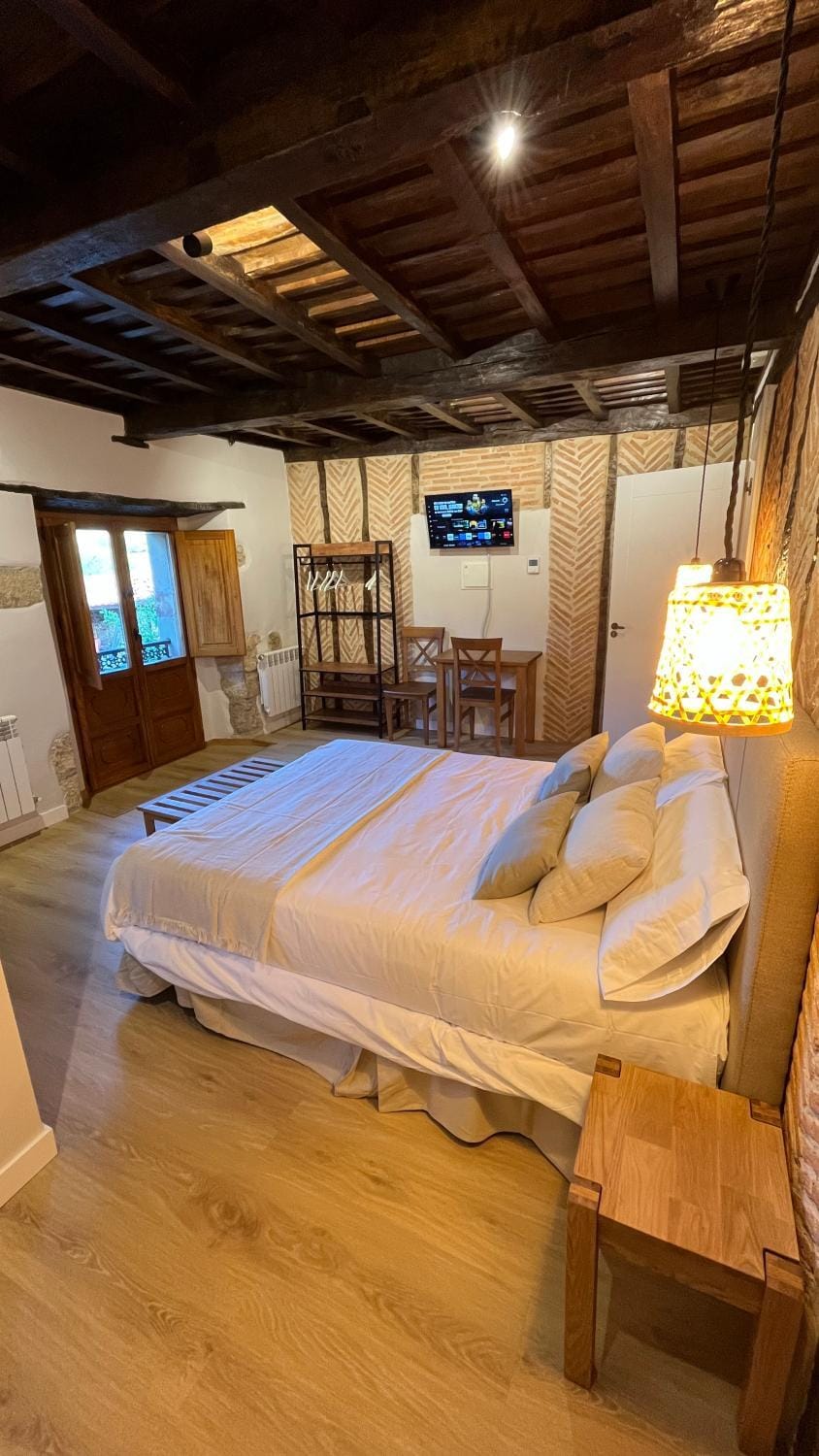 Bed, TV and multimedia, Bedroom, Garden view