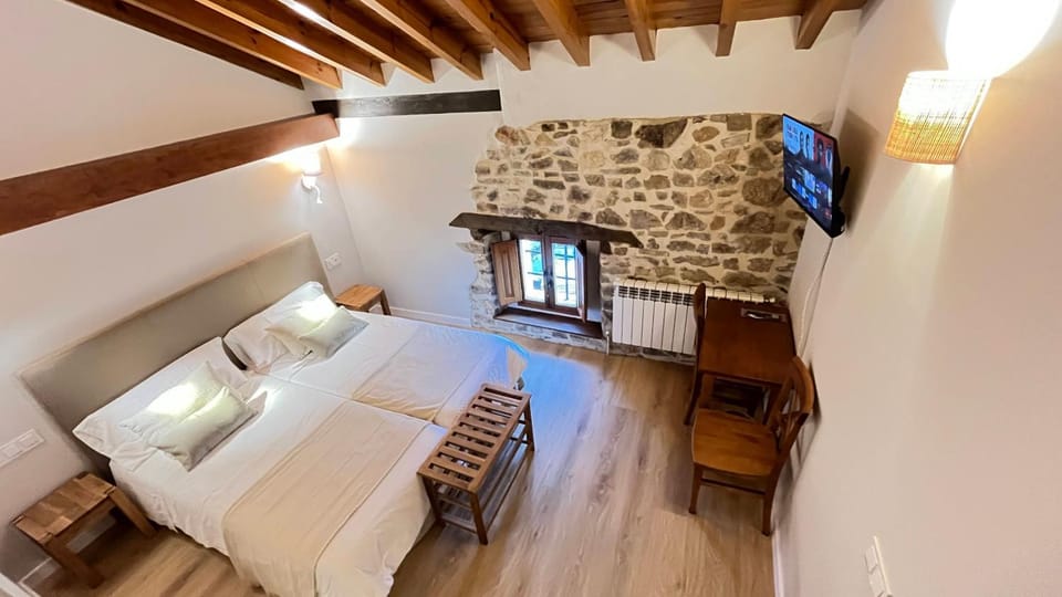 Bed, TV and multimedia, Bedroom