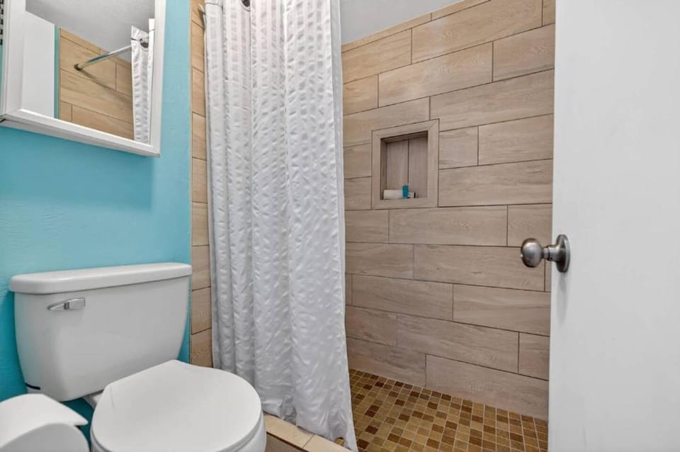 Shower, Toilet