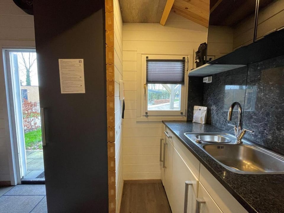 Coffee/tea facilities, Kitchen or kitchenette, stove