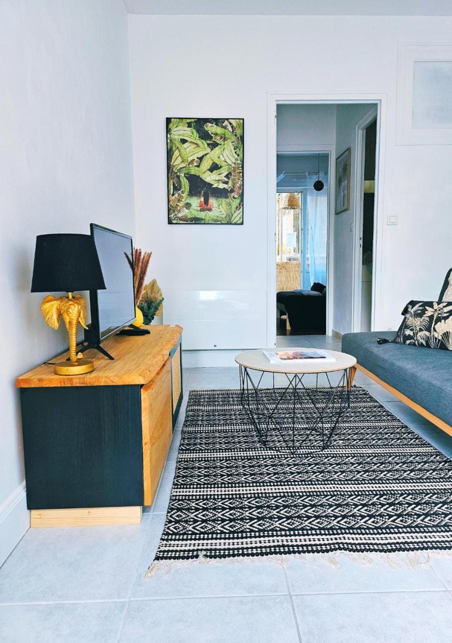 TV and multimedia, Living room, Decorative detail