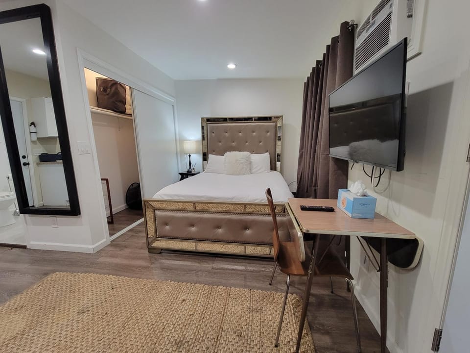 Guest suite near La Cienega Park Beverly Hills next to LACMA La Brea Tar Pits Peterson Museum and Academy Awards Museum Apartment in San Fernando Valley