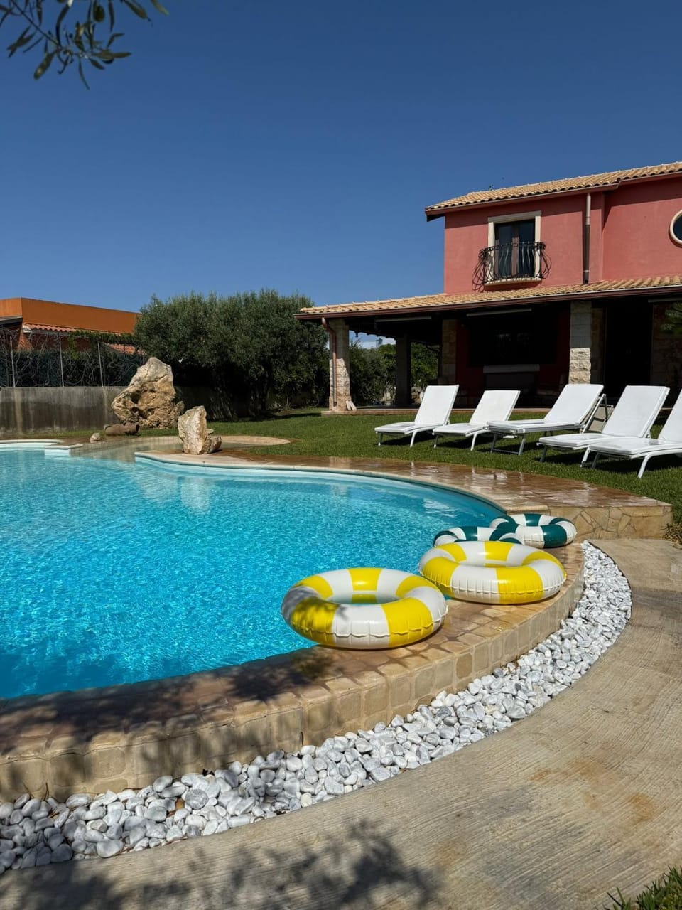 Property building, Communal lounge/ TV room, Day, Evening entertainment, Pool view, Swimming pool, sunbed