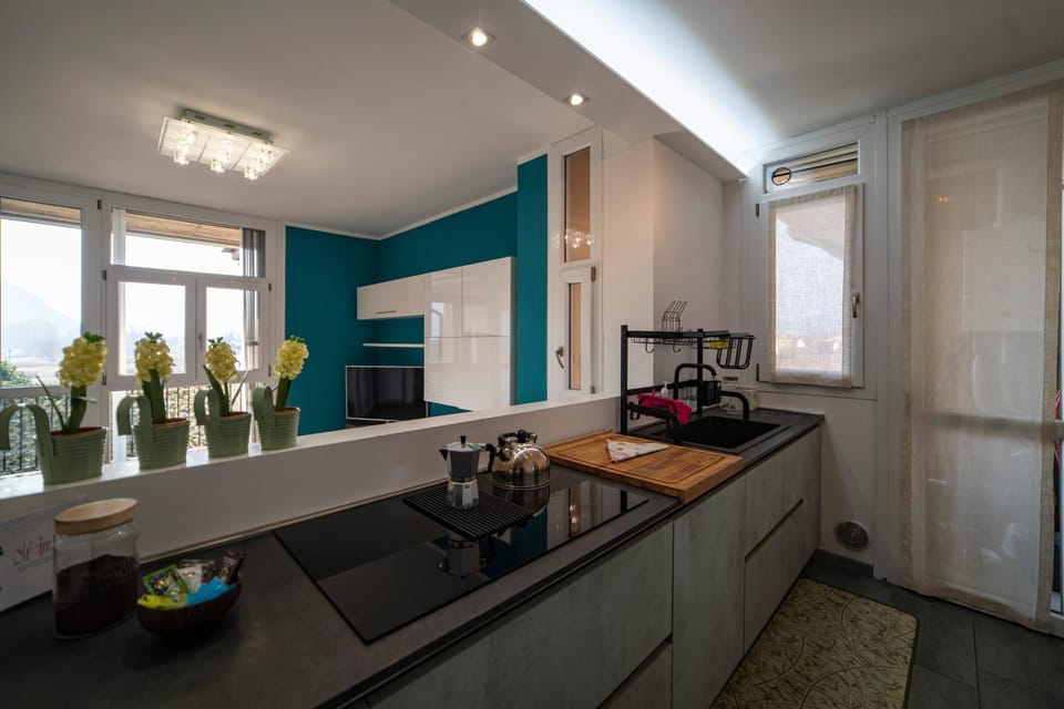 Kitchen or kitchenette, minibar