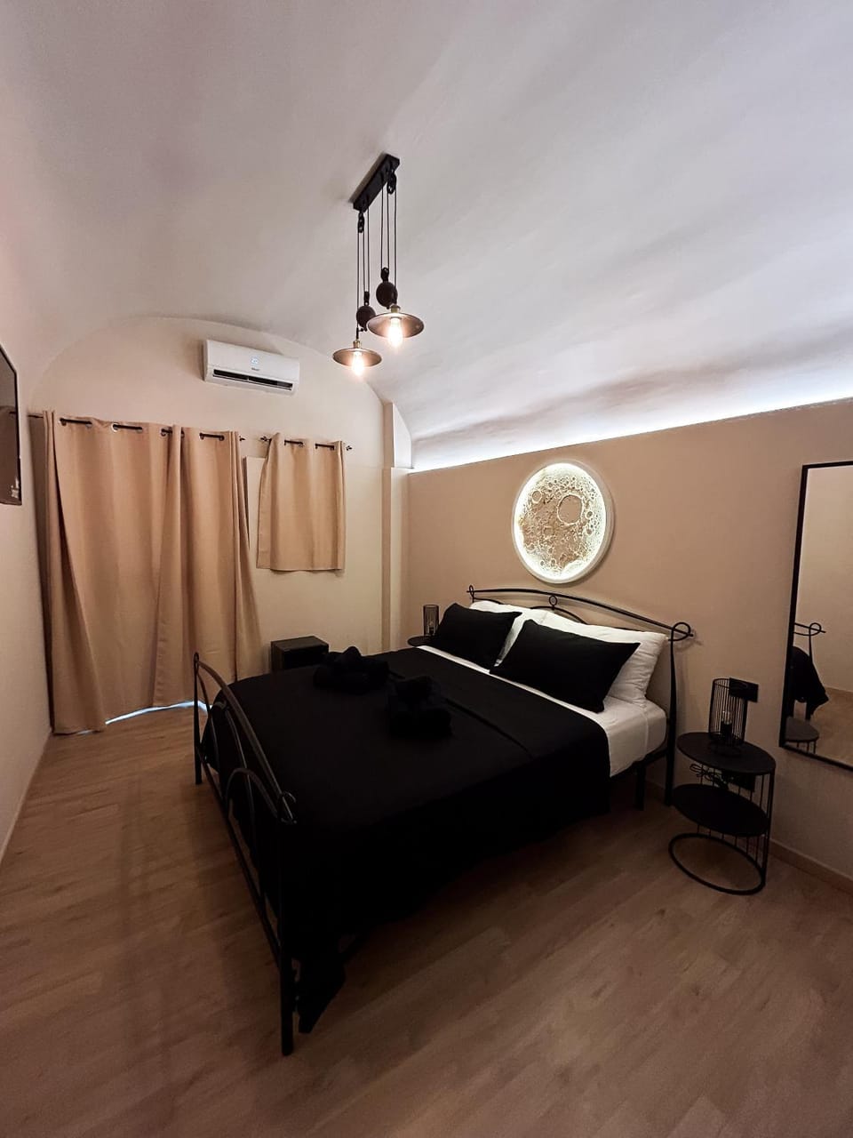 Bed, Living room, Photo of the whole room, air conditioner