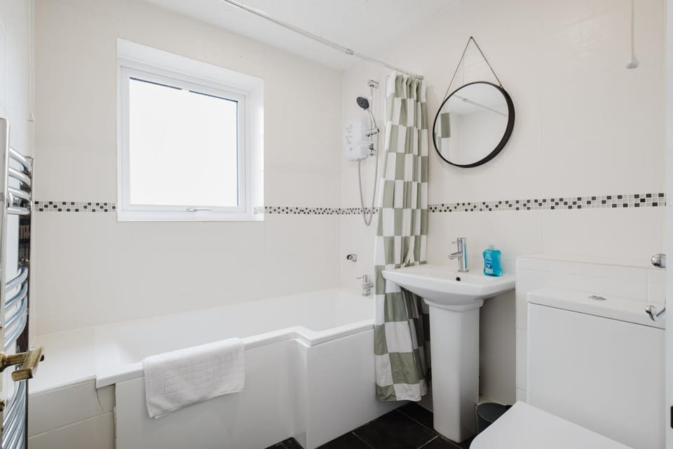 Comfortable 3 Bedroom House With WiFi Apartment in Aylesbury Vale