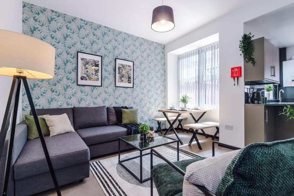 Modern 4BR Family Home Sleeps 8 + Free Parking House in Salford