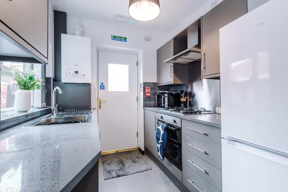 Modern 4BR Family Home Sleeps 8 + Free Parking House in Salford