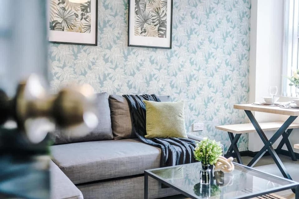 Modern 4BR Family Home Sleeps 8 + Free Parking House in Salford