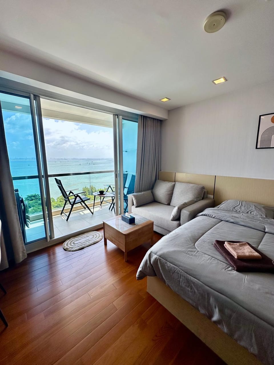 Photo of the whole room, Sea view