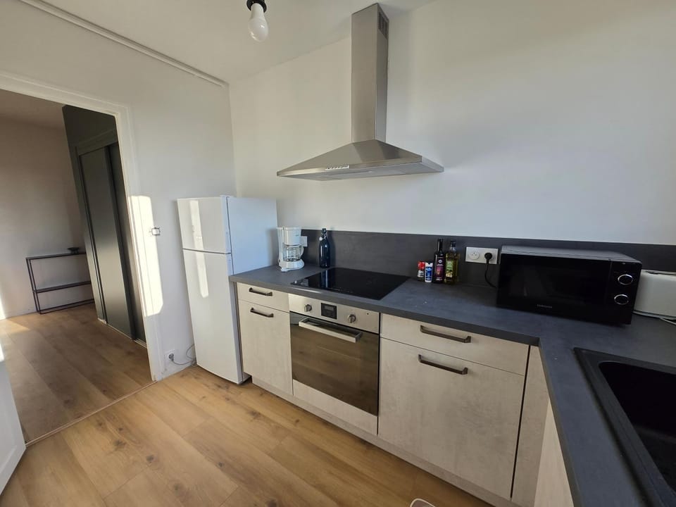 Coffee/tea facilities, Kitchen or kitchenette, dishwasher, microwave, oven, stove