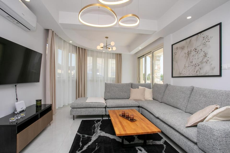 TV and multimedia, Living room, Seating area, Evening entertainment