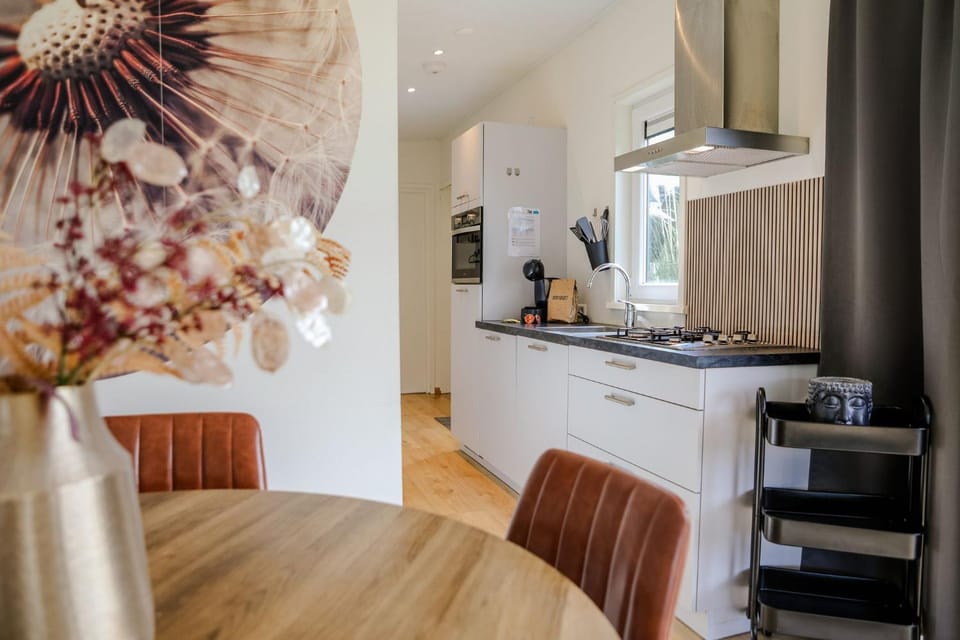 Coffee/tea facilities, Dining area, oven, stove