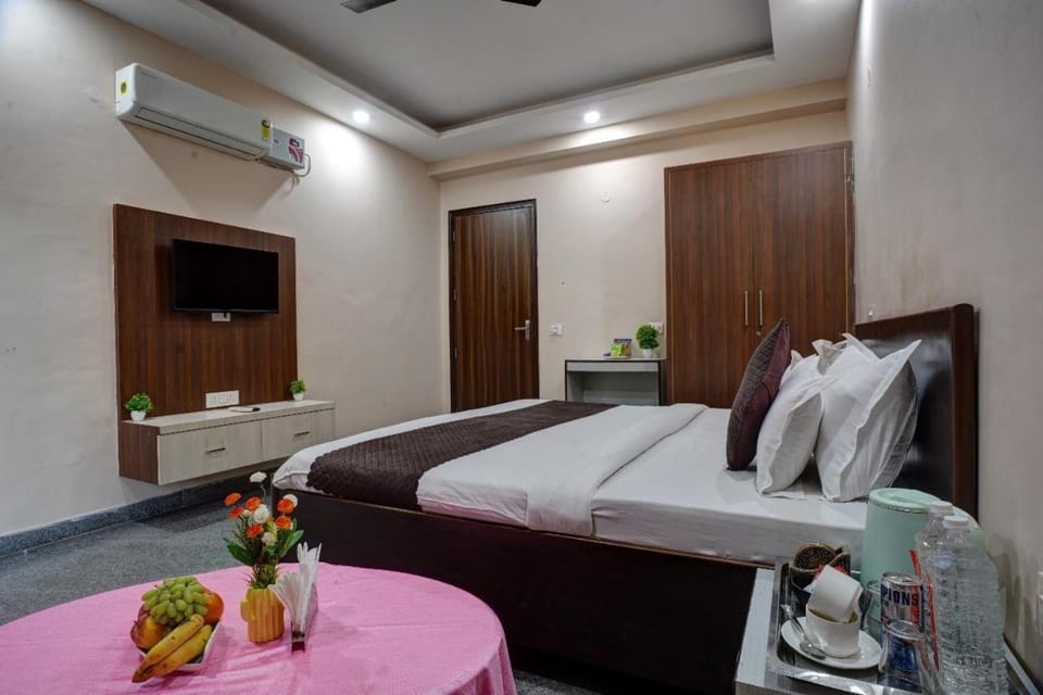 Bed, TV and multimedia, Bedroom, air conditioner
