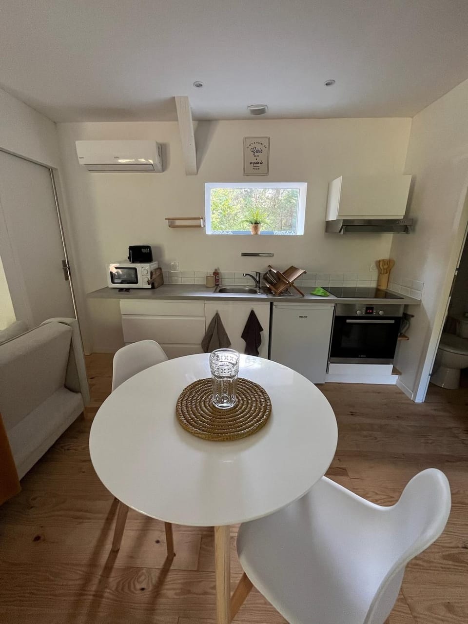 Kitchen or kitchenette, Dining area, oven, stove, toaster, air conditioner