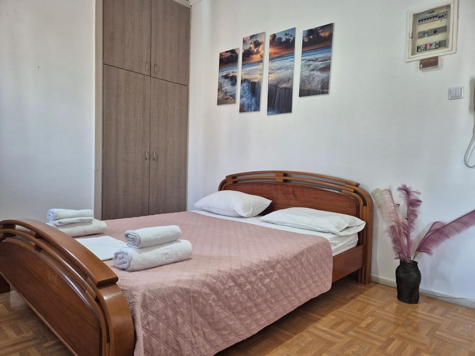 Bed, Photo of the whole room, Bedroom, towels